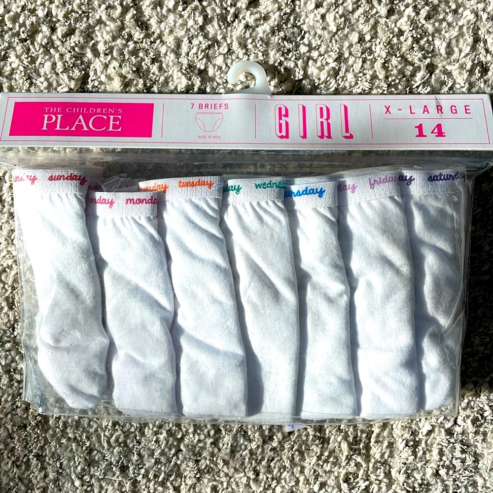Set of 7 girl’s briefs